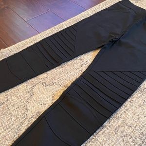 Black skinny spandex pull on pants reinforced knees gold zipper ankles